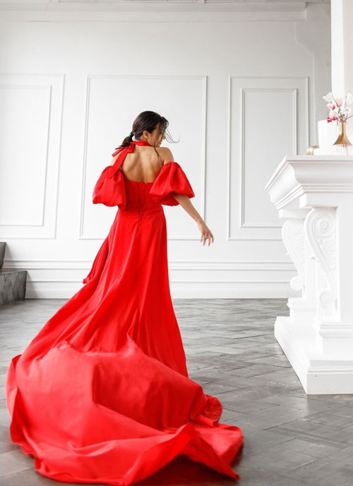 Длинное яркое красное платье со шлефом