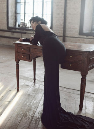 Шикарное черное вечернее платье со шлейфом и открытой спиной