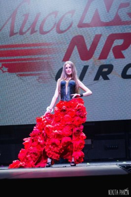 Красное платье с розами