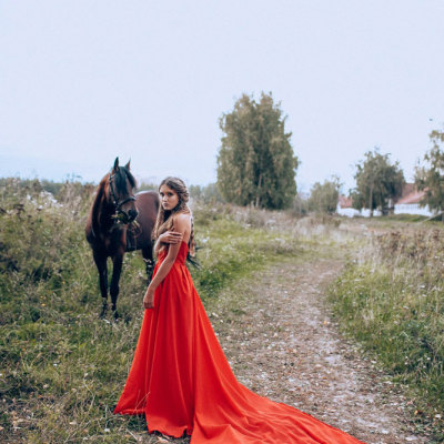 красное шлейфовое платье