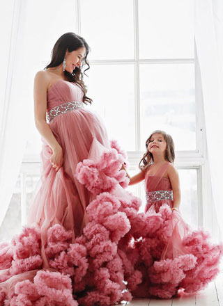 Парные розовые платья для мамы и дочки для фотосессии