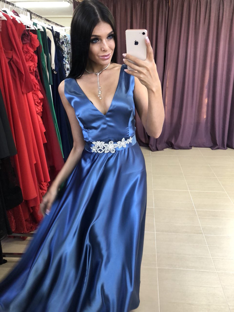 Синее атласное платье