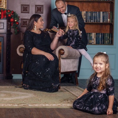 Комплект парных черных кружевных платье для мамы и дочек