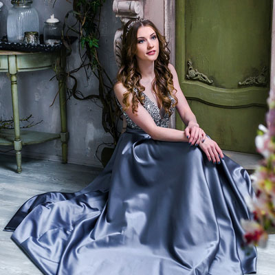 Шикарное платье со стразами и камнями цвета серый металлик