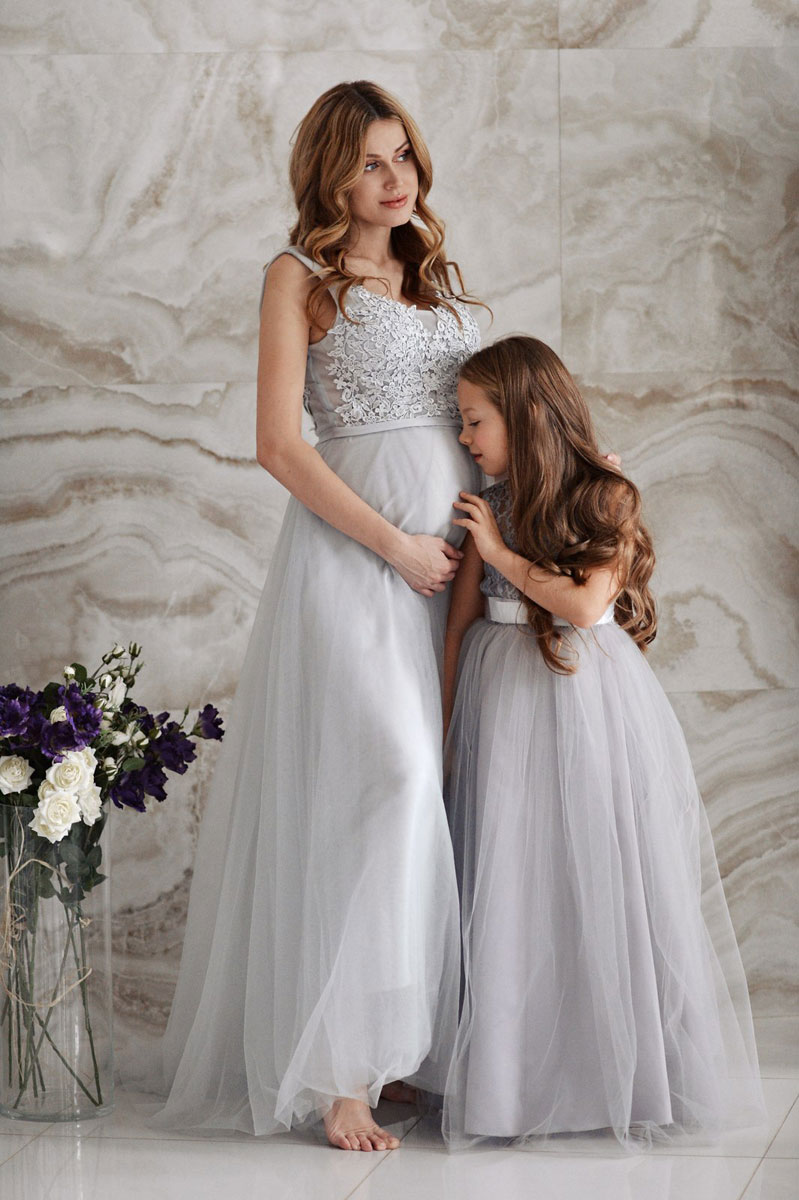 Комплект серых длинных пышных платьем для мамы и дочки