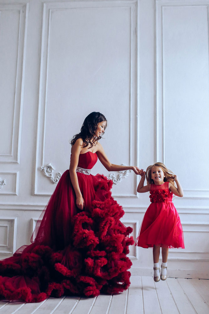 Парные пышные бордовые платья для мамы и дочки напрокат
