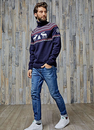 Новогодний мужской синий свитер с оленями напрокат для фотосессии