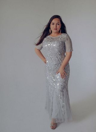 Серебристое сверкающее платье напрокат для фотосессии