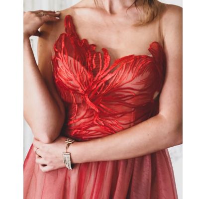 Элегантное платье с вышивкой и цветочным топом