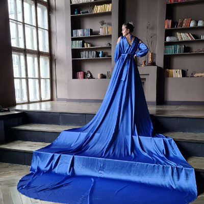 Синее платье с длинным шлейфом напрокат