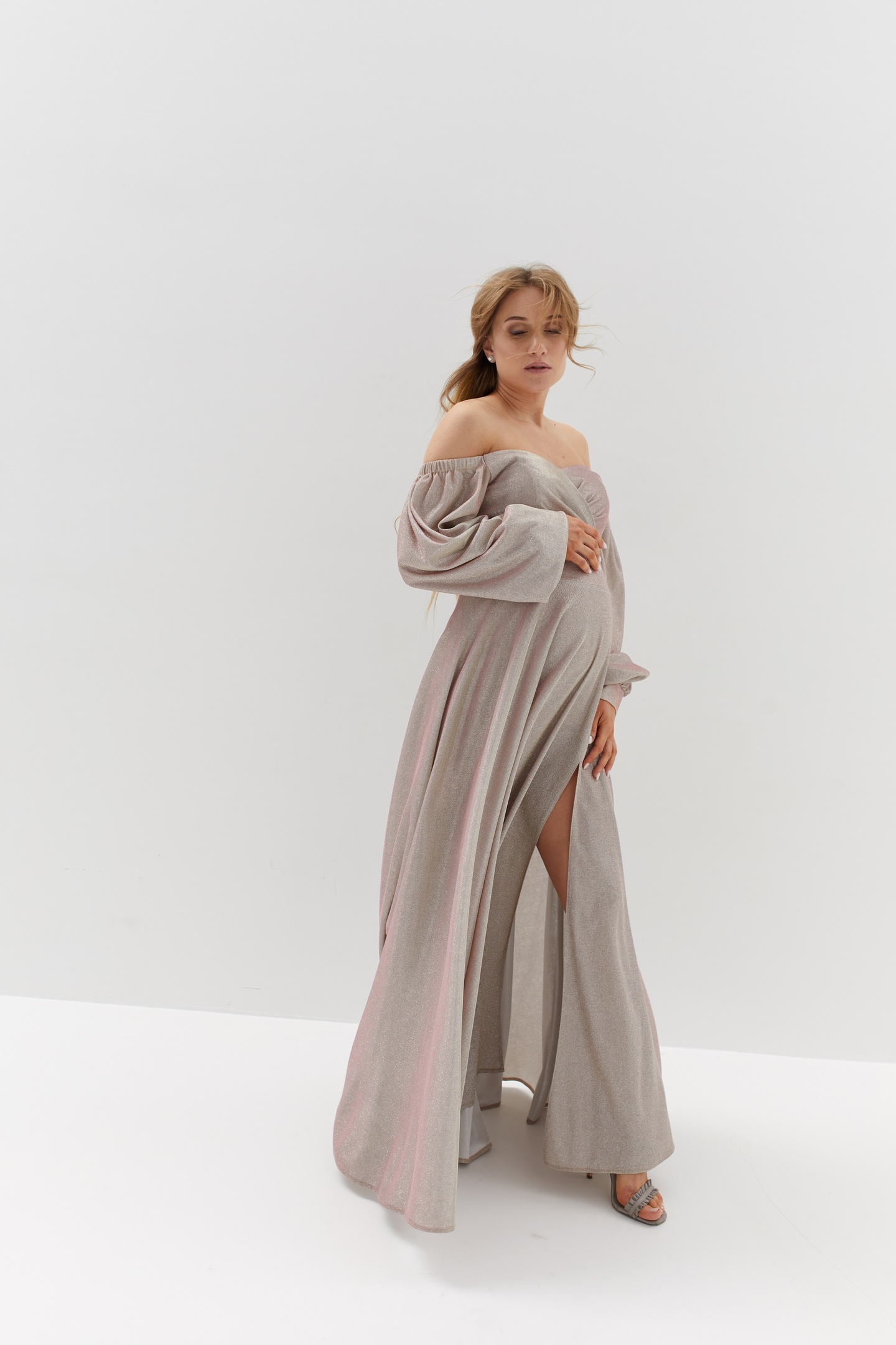 Серебристое платье макси для беременных