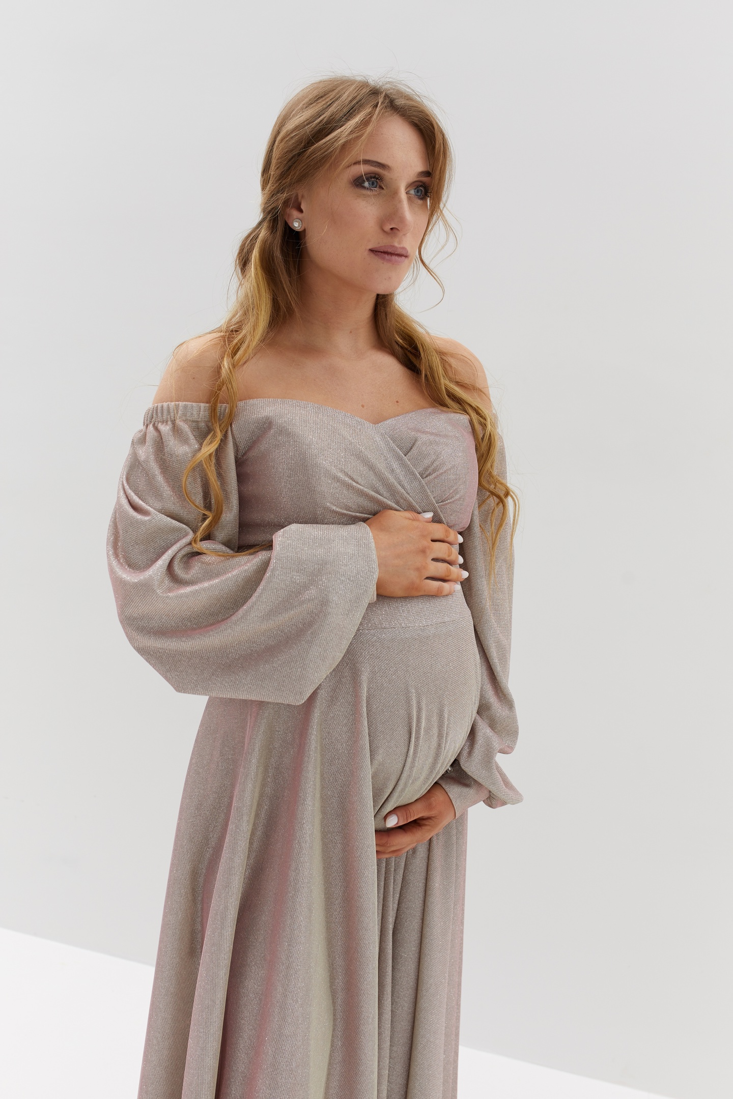 Серебристое платье макси для беременных