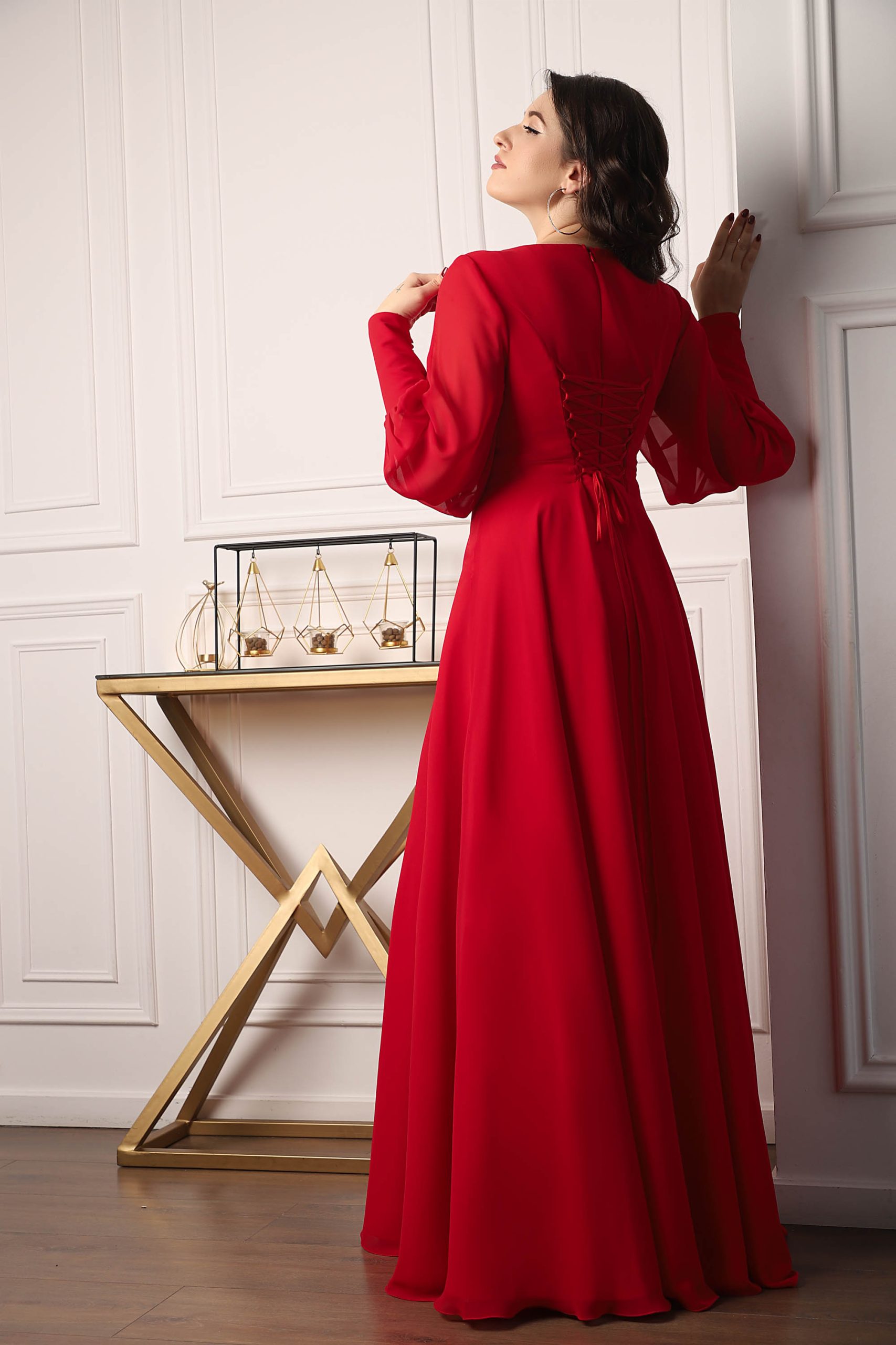 Элегантное красное платье в пол на шнуровке.