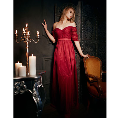 Красное платье в пол с открытыми плечами напрокат для фотосессии
