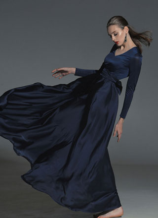 Длинное тёмно-синее трикотажное платье напрокат 