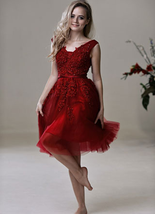 Красное многослойное платье с вышивкой и стразами напрокат 