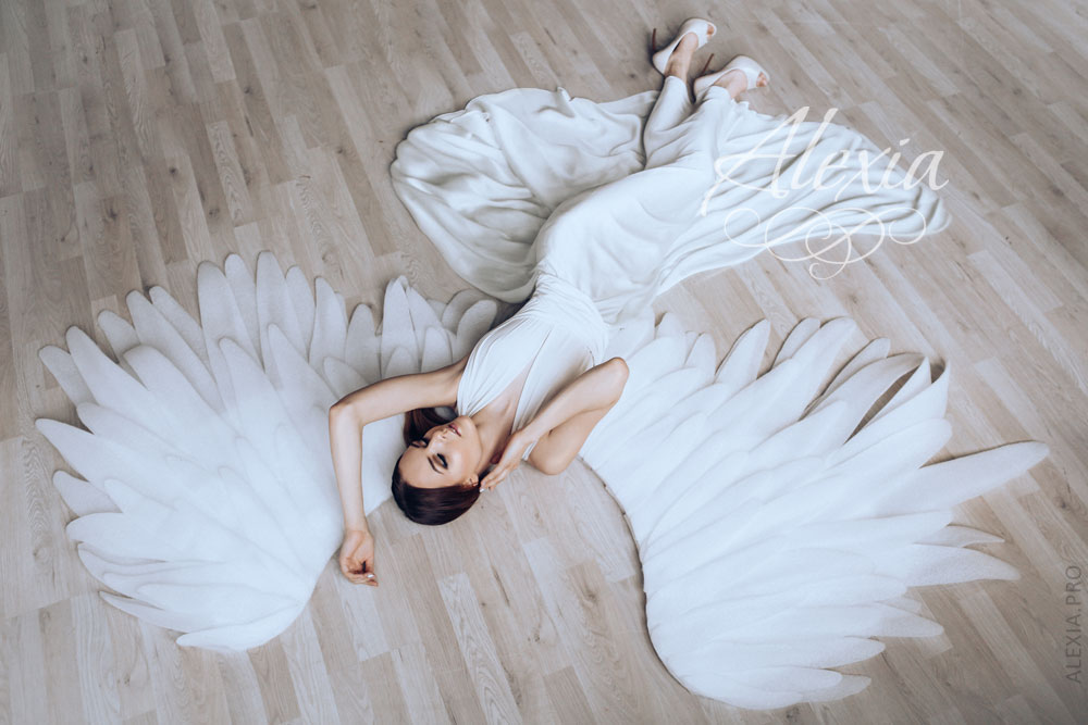 Ангел в белом платье. Фотосессия с крыльями в студии. Белое платье с крыльями ангела. Идеи для фотосессии с крыльями. Фотосессия с крыльями ангела в студии.
