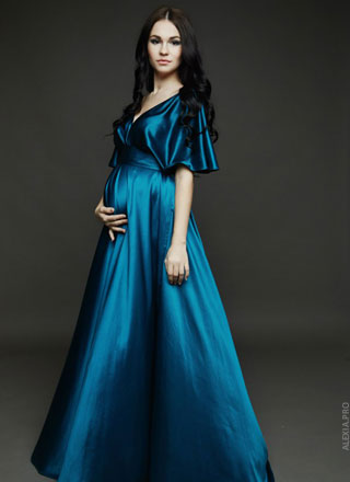 Голубое атласное платье для беременных напрокат