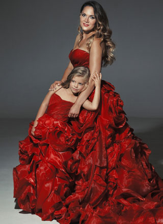 Парные платья красного цвета с пышными юбками из цветов