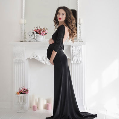 Шикарное черное вечернее платье со шлейфом и открытой спиной.