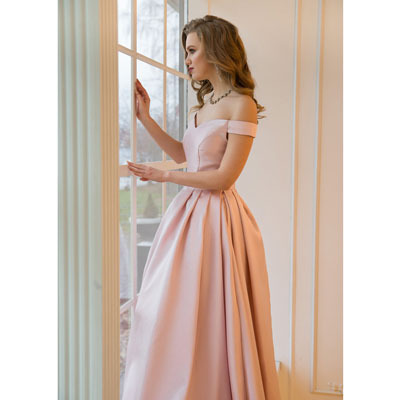 Розовое атласное длинное платье в пол напрокат для фотосессии