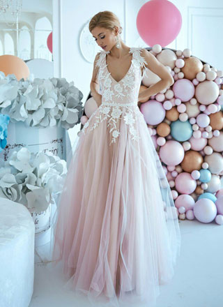 Нежно-розовое платье с пышной юбкой и вышивкой напрокат для фотосессии