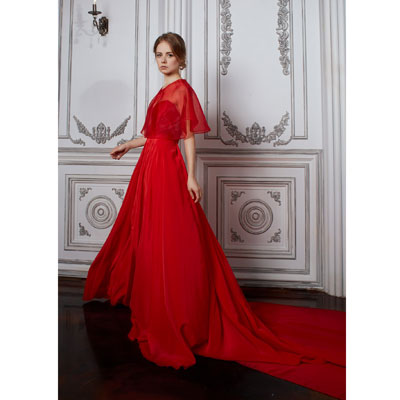 Шикарное красное платье с завораживающим воображение длинным шлейфом