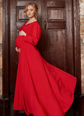 Красное пышное платье для беременной фотосессии