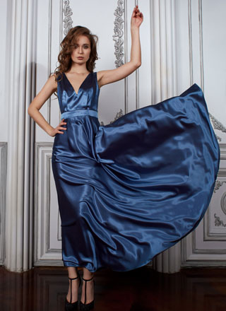 темно-синее атласное платье