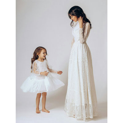 Белые парные платья для фотосессии мамы и дочки
