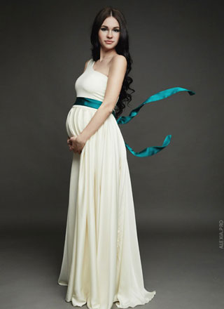 Белое пышное платье с открытым плечом для беременных