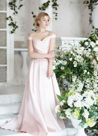 Розовое атласное длинное платье в пол напрокат для фотосессии